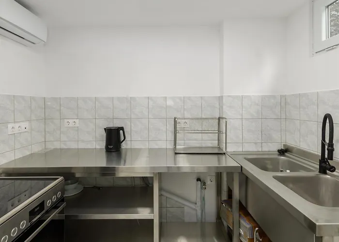 Garden By Halu! - Free Parking, Next To Efkleidis Metro